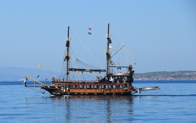 Большой красивый пиратский корабль в море 