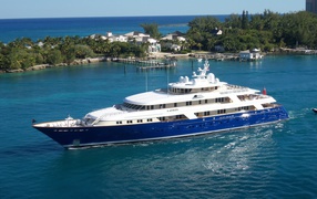 Large yacht Laurel goes to sea