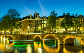 Дом у реки вечером, Амстердам. Нидерланды