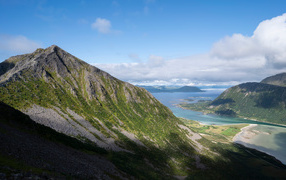 Горы на побережье Лофотенских островов, Норвегия