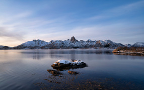 Заснеженные Лофотенские острова под голубым небом, Норвегия 