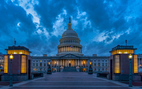 Здание Капитолия в сумерках, Вашингтон. США
