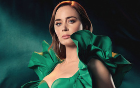 Актриса Эмили Блант в зеленом платье