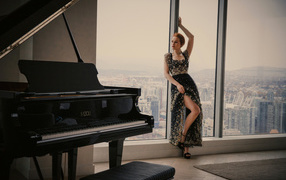 Красивая актриса Мэделин Петш в платье у окна