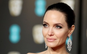 Красивые серьги в ушах актрисы Анджелины Джоли