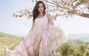 Красивая девушка, актриса Ана де Армас в розовом платье у дерева