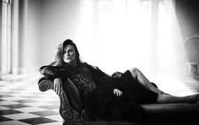 Британская актриса Кира Найтли лежит на диване
