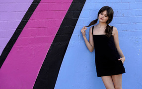 Милая девушка актриса Сиэра Браво у разноцветной стены