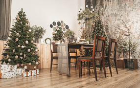 Деревянный стол в комнате с елью на новый год 
