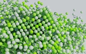 Много пластиковых и стеклянных зеленых шариков
