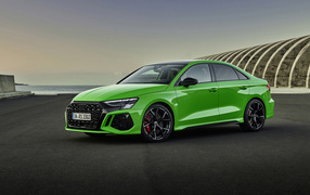 Зеленый автомобиль Audi RS 3 Sedan 2023 года