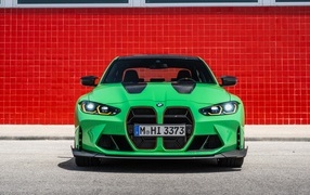 Зеленый автомобиль BMW M3 CS 2023 года вид спереди