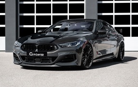Черный автомобиль BMW M850i XDrive