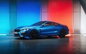 Синий дорогой автомобиль BMW M8