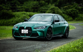 Зеленый  BMW M3 Competition 2021 года в лесу