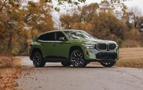 Зеленый внедорожник BMW XM Label 2024 года