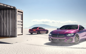 Фиолетовый автомобиль BMW 850i у гаража