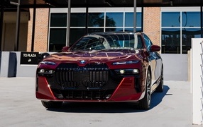 Красный автомобиль BMW I7 EDrive50 2024 года