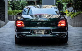 Автомобиль Bentley Flying Spur Hybrid 2023 вид сзади