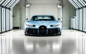Спорткар Bugatti Chiron в гараже вид спереди