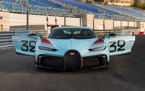 Автомобиль Bugatti Chiron вид спереди