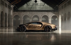 Вид сбоку на автомобиль Bugatti Chiron