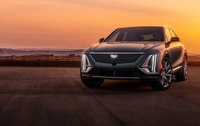 Автомобиль Cadillac Lyriq  2023 года на фоне заката