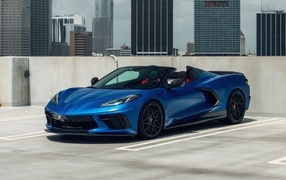 Быстрый синий автомобиль Chevrolet Corvette C8