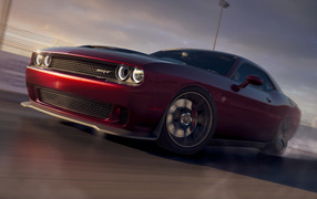 Красный Dodge Challenger SRT Hellcat на трассе
