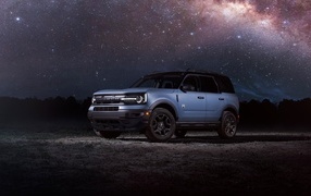 Автомобиль Ford Bronco Sport Black Appearance Package 2024 года под звездным небом