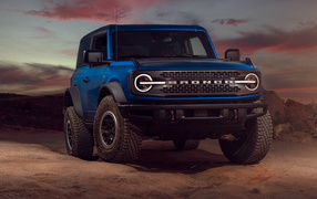 Большой синий внедорожник Ford Bronco в горах