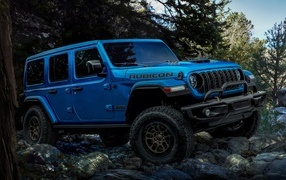 Синий Jeep Wrangler Unlimited Rubicon 2023 года на бездорожье
