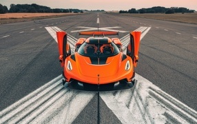Оранжевый спорткар Koenigsegg Jesko Prototype 2023 года вид спереди