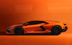 Автомобиль Lamborghini Revuelto 2023 года вид сбоку