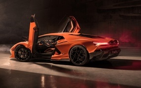 Гоночный автомобиль  Lamborghini Revuelto 2023 года с открытыми дверями