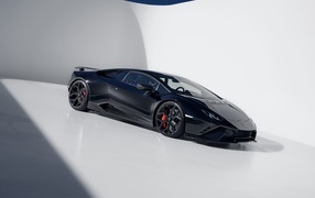 Черный автомобиль Lamborghini Huracán Tecnica 2023 года