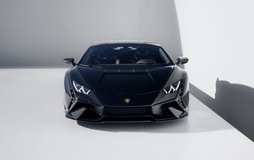 Черный автомобиль Lamborghini Huracán Tecnica 2023 года вид спереди
