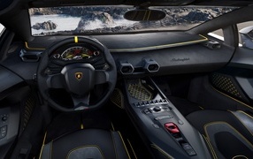 Черный кожаный салон автомобиля Lamborghini Autentica 2024