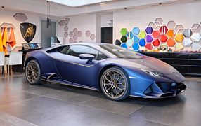 Синий автомобиль Lamborghini Huracán 2023 года