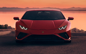 Дорогой красный автомобиль Lamborghini Huracan EVO RWD у воды
