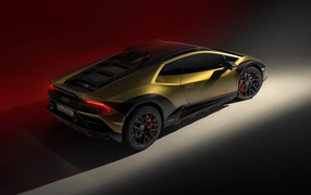 Золотистый автомобиль Lamborghini Huracan Sterrato 2023 года