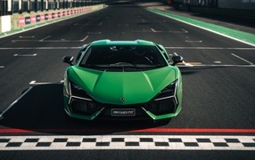 Зеленый спортивный автомобиль Lamborghini Revuelto 2023 года