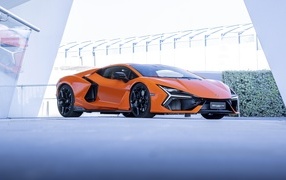 Оранжевый автомобиль Lamborghini Revuelto