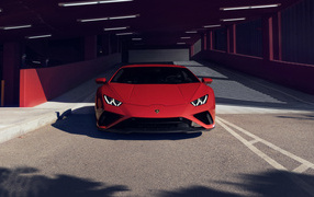 Красный Lamborghini Huracan EVO RWD на парковке