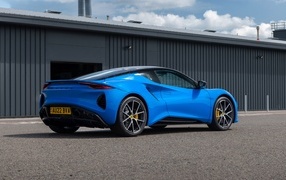 Синий автомобиль Lotus Emira вид сзади