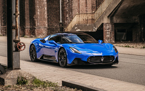 Автомобиль Maserati MC20 Coupé 2022 года на дороге