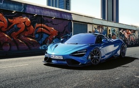 Синий автомобиль McLaren 765 LT у стены
