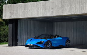 Синий спорткар McLaren 765LT Spider 2022 в гараже 