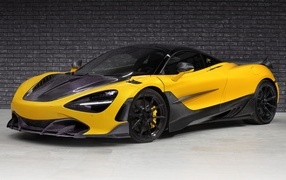 Желтый автомобиль McLaren 720S Fury