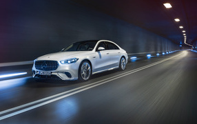 Автомобиль Mercedes-AMG S 63 E Performance 2023 года в тонелле